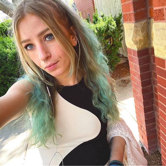 Meet your Posher, Lacey - Picture 2 of 2